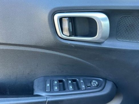 Used 2022 Hyundai Venue SEL image 11