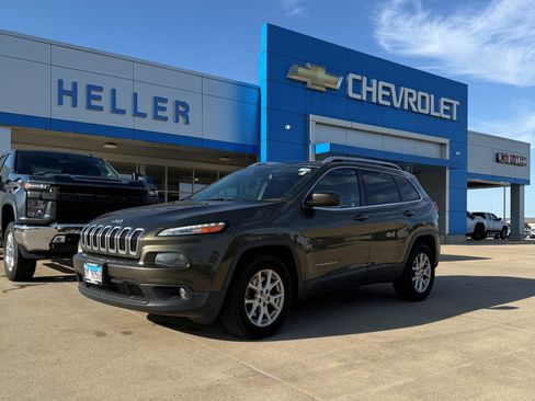 Used 2015 Jeep Cherokee Latitude w/ Cold Weather Group AWD/4WD image 3