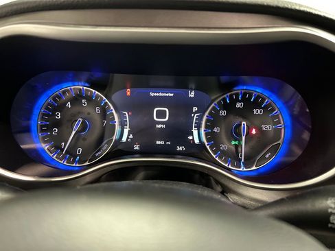 Used 2024 Chrysler Pacifica Touring-L image 16