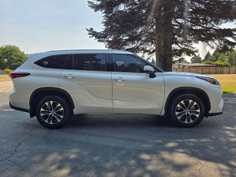 Used 2020 Toyota Highlander XLE AWD/4WD image 7