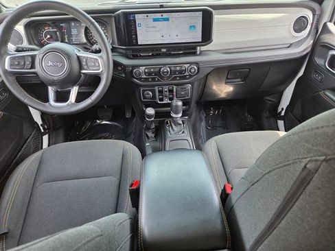 Used 2025 Jeep Wrangler Unlimited Sahara AWD/4WD image 12