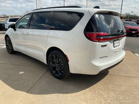 New 2026 Chrysler Pacifica Limited image 5