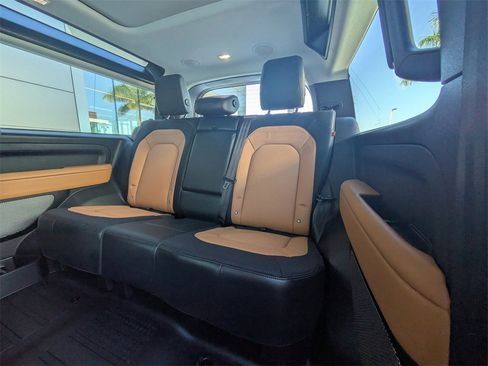 Used 2024 Land Rover Defender 90 X-Dynamic SE image 14