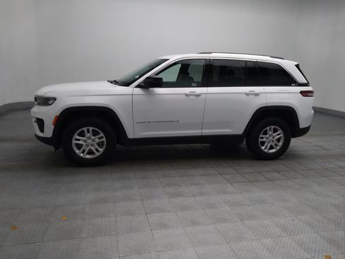 Used 2024 Jeep Grand Cherokee Laredo RWD image 2