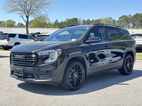 Used 2024 GMC Terrain SLE w/ Driver Convenience Package image 5