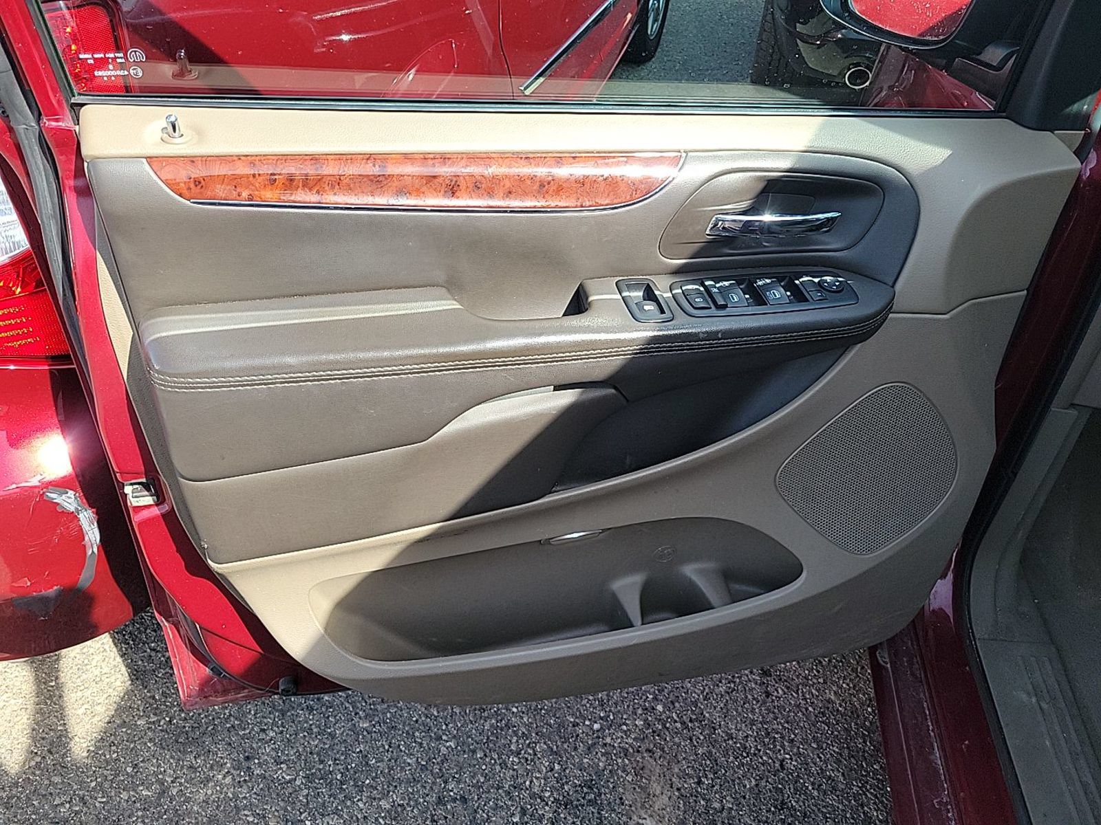 Used 2012 Chrysler Town & Country Touring w/ Entertainment Group #1 FWD image 8