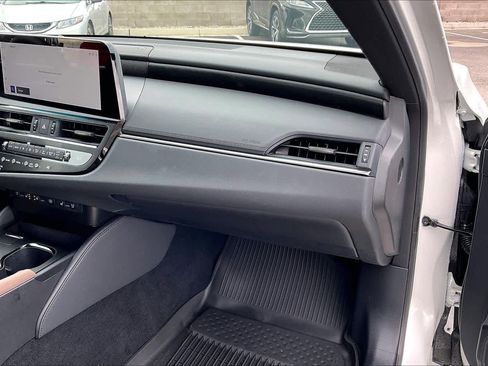 Used 2025 Lexus ES 350 w/ Luxury Package image 17