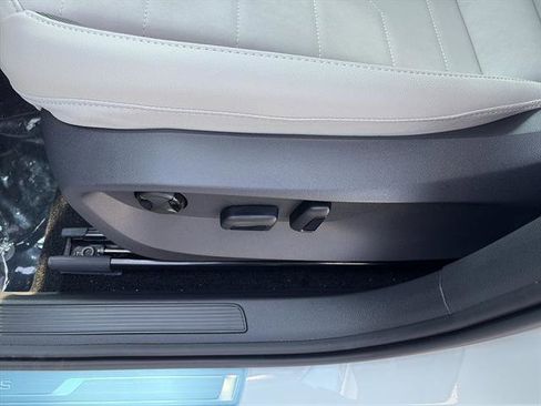 New 2025 Volkswagen Taos SE image 14