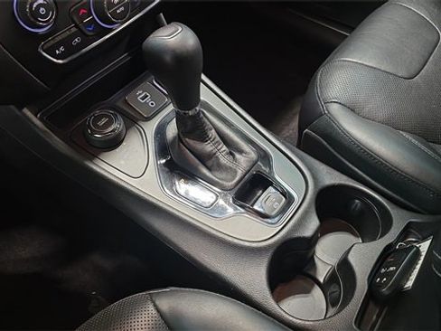 Used 2019 Jeep Cherokee Limited image 24