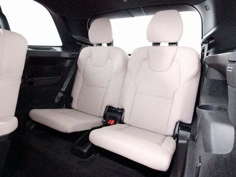 Certified 2025 Volvo XC90 T8 Plus w/ Protection Package Premier image 27