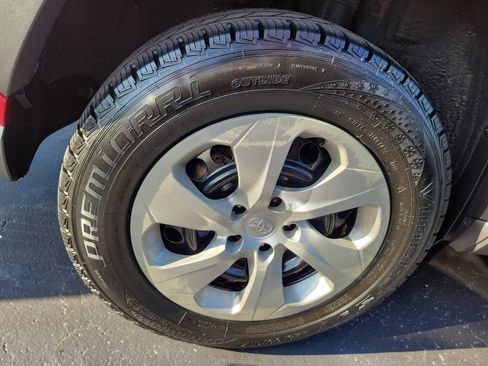 Used 2020 Toyota RAV4 LE FWD image 29