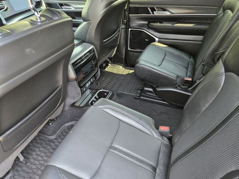 Certified 2023 Jeep Wagoneer Series III w/ Premium Group I AWD/4WD image 10