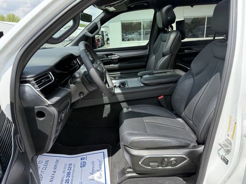 Used 2023 Jeep Wagoneer Series II w/ Convenience Group I AWD/4WD image 11