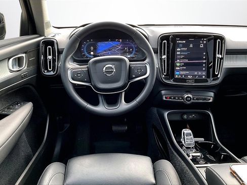 Used 2024 Volvo XC40 B5 Ultimate w/ Protection Package Premier image 8
