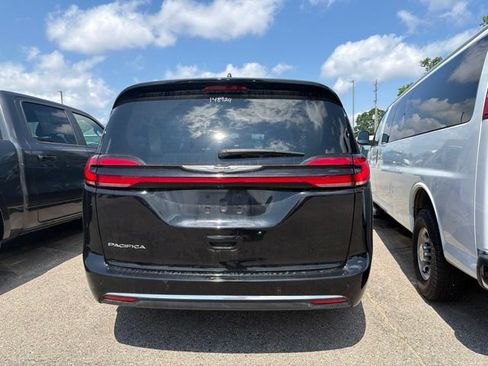 Used 2024 Chrysler Pacifica Touring-L FWD image 4