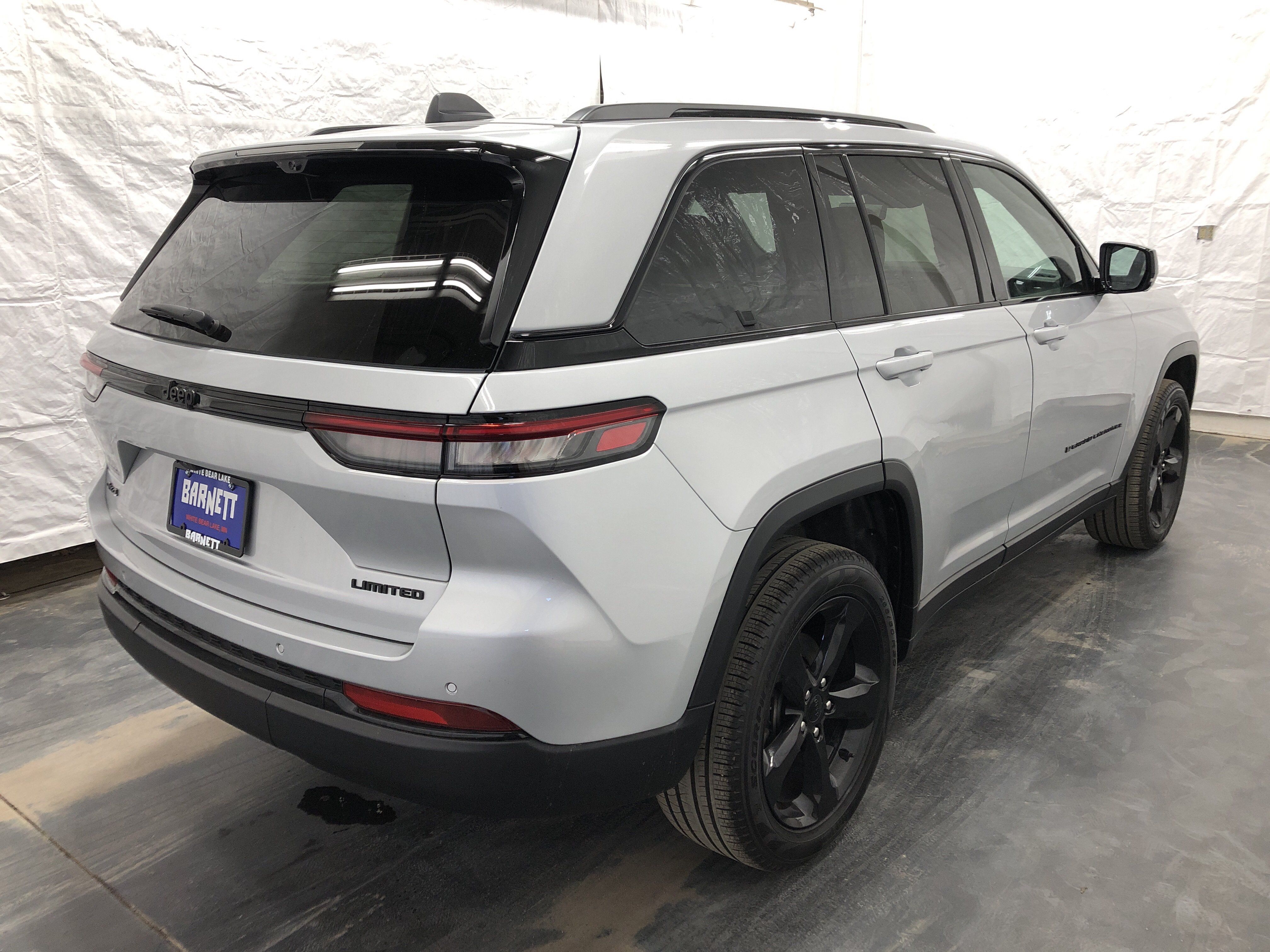 Certified 2024 Jeep Grand Cherokee Limited w/ Luxury Tech Group II AWD/4WD image 5