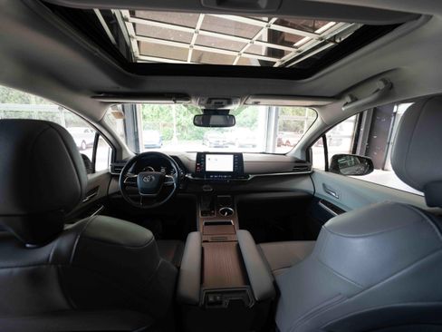 Used 2021 Toyota Sienna XLE AWD/4WD image 19