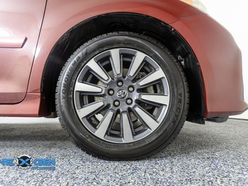 Used 2019 Toyota Sienna XLE w/ XLE Navigation Package image 39