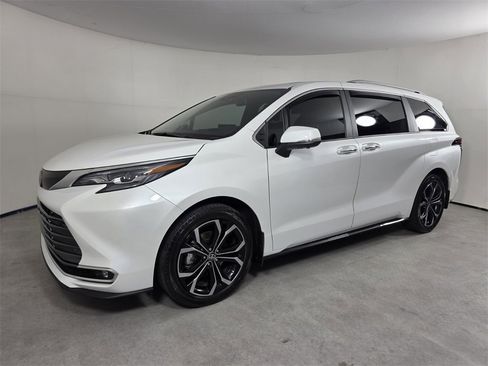 Used 2025 Toyota Sienna Platinum image 8