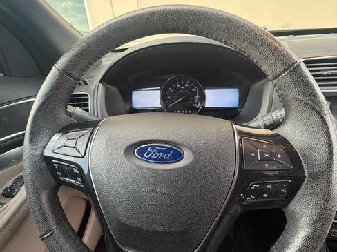 Used 2018 Ford Explorer Limited w/ Equipment Group 301A FWD image 9