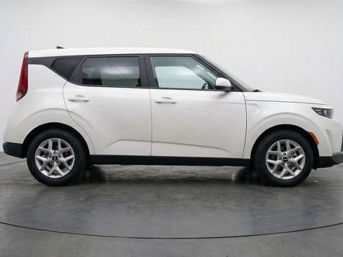 Used 2025 Kia Soul LX w/ LX Technology Package image 11