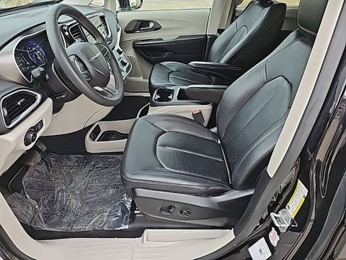 Certified 2024 Chrysler Pacifica Touring-L image 2