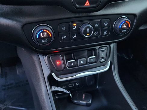 Used 2021 GMC Terrain SLT FWD image 13