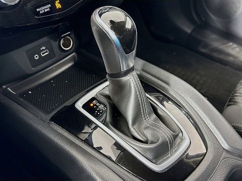 Used 2020 Nissan Rogue SV image 16