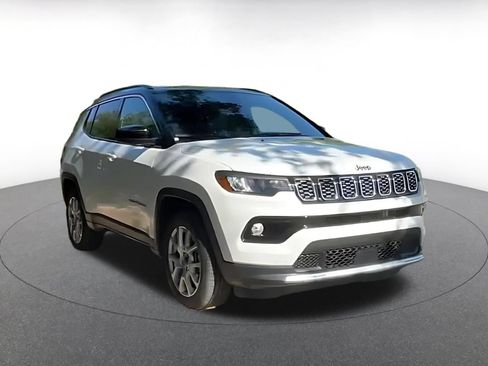 Used 2025 Jeep Compass Limited AWD/4WD image 2