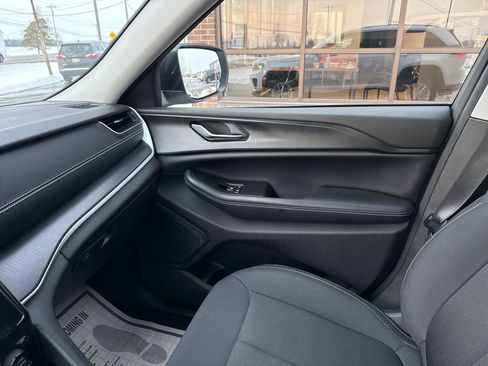 Used 2024 Jeep Grand Cherokee Laredo X image 69