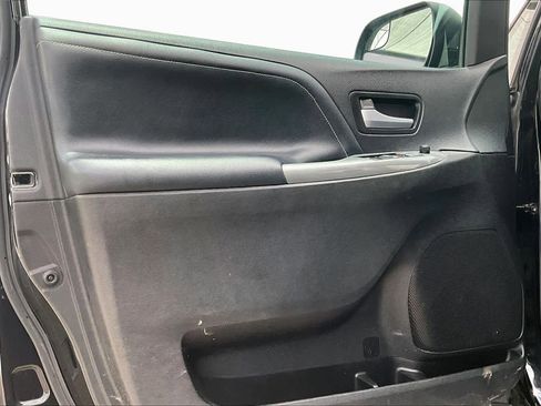 Used 2015 Toyota Sienna SE FWD image 21