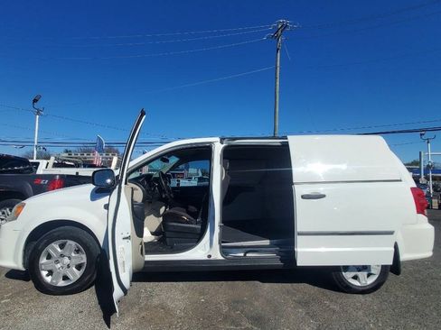 Used 2014 RAM C/V Tradesman FWD image 9