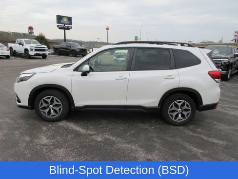 Used 2023 Subaru Forester Premium image 2