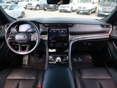 Used 2023 Jeep Grand Cherokee Overland w/ Luxury Tech Group IV AWD/4WD image 27