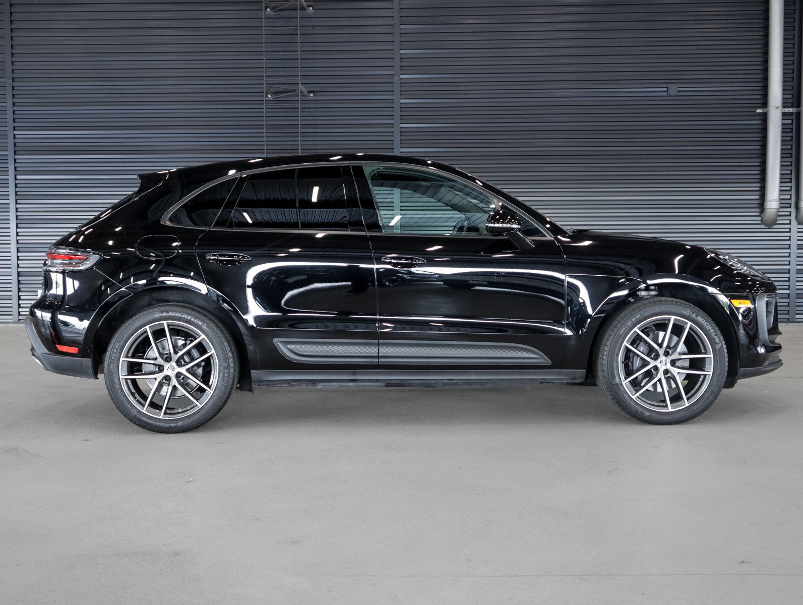 Certified 2023 Porsche Macan AWD/4WD image 11