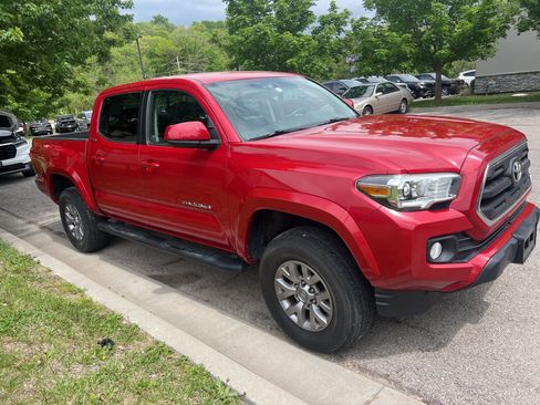 Used 2017 Toyota Tacoma SR5 w/ Tow Package image 3