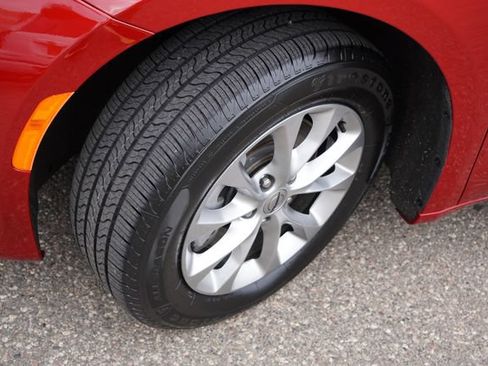 Used 2025 Chrysler Pacifica Select AWD/4WD image 13