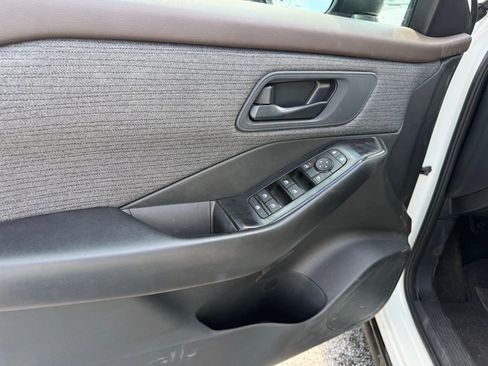 Used 2023 Nissan Rogue S image 11