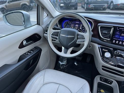 Used 2017 Chrysler Pacifica Limited w/ Tire & Wheel Group image 34