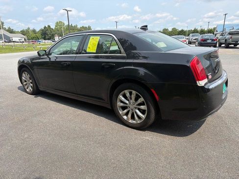 Used 2018 Chrysler 300 Touring L AWD/4WD image 7