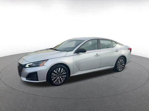 Used 2024 Nissan Altima 2.5 SV image 8