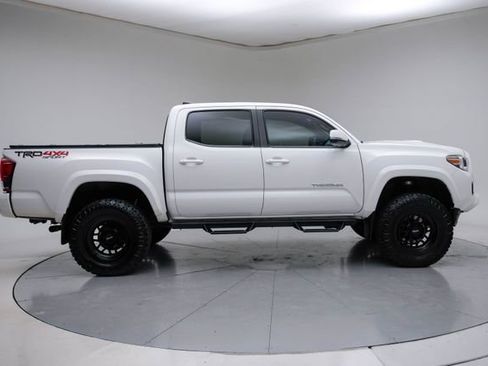 Used 2017 Toyota Tacoma TRD Sport AWD/4WD image 8