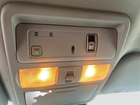 Used 2023 Nissan Titan SV w/ SV Convenience Package image 21