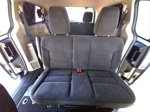 Used 2018 Dodge Grand Caravan SE w/ UConnect Hands-Free Group image 15