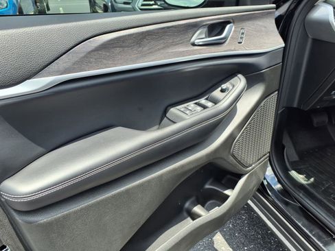 Used 2024 Jeep Grand Cherokee Limited w/ Black Appearance Package image 11