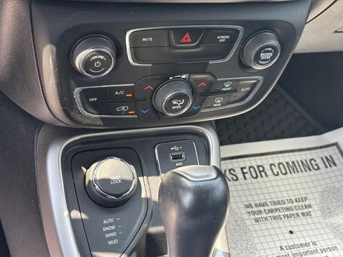 Used 2020 Jeep Compass Latitude w/ Cold Weather Group AWD/4WD image 18