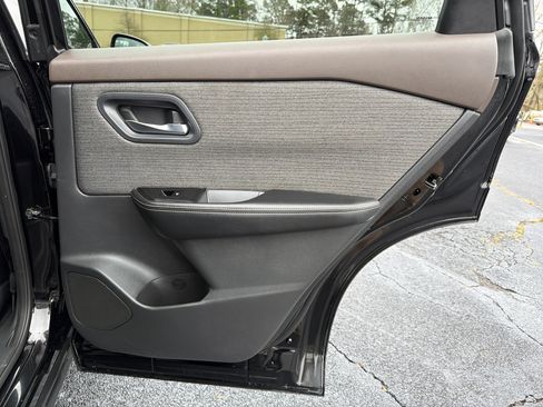 Used 2022 Nissan Rogue SV image 16