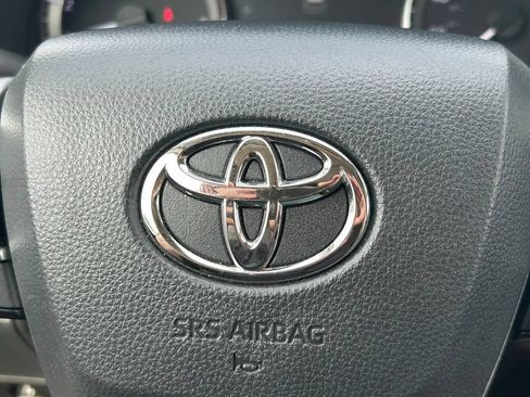 Certified 2025 Toyota Highlander XLE FWD image 40