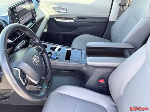 Certified 2021 Toyota Sienna XLE FWD image 21