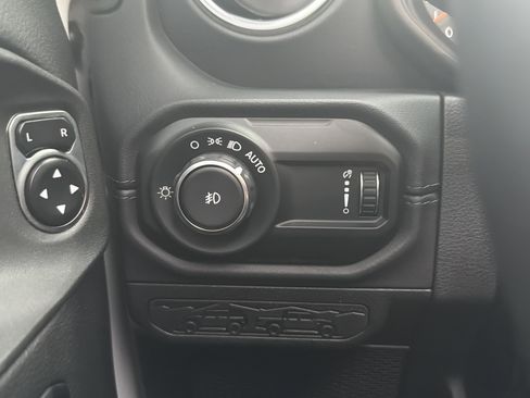 Used 2024 Jeep Wrangler Unlimited Sahara w/ Technology Group AWD/4WD image 17